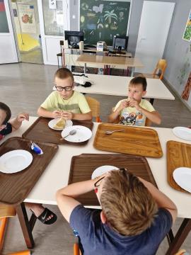 Razgibano, živahno, razigrano, počitniško, … (8)